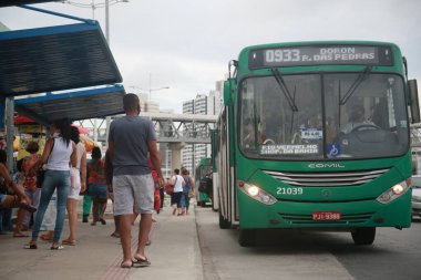 Salvador, Bahia, Brezilya - 3 Şubat 2022: Salvador 'daki Avenida Antonio Carlos Magalhaes durağında halk otobüsü bekliyor.