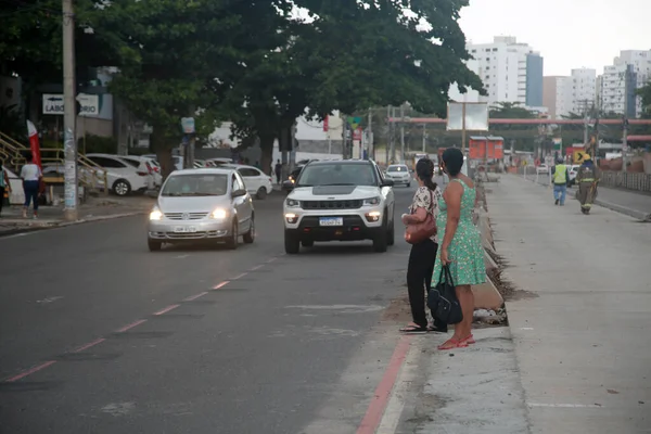 Salvador Bahia Brazil Styczeń 2022 Ludzie Próbujący Przejść Przez Ulicę — Zdjęcie stockowe