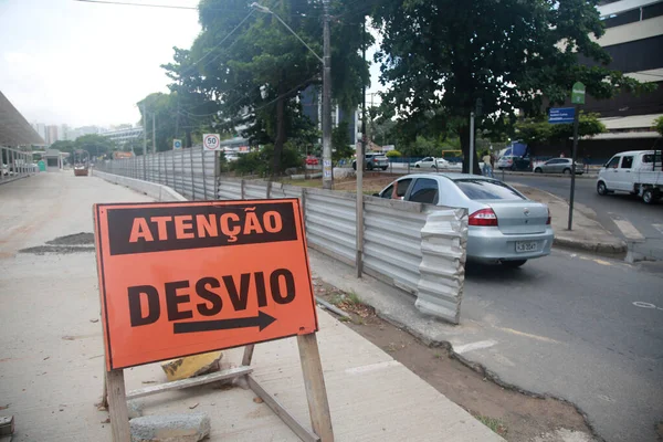 ブラジル バヒア州サラドール2022年1月28日交通標識は サルバドール市内のBrtシステムの専用レーン建設現場での車線変更を示しています — ストック写真