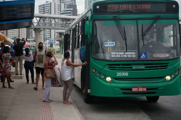 Salvador, Bahia, Brezilya - 3 Şubat 2022: Salvador 'daki Avenida Antonio Carlos Magalhaes durağında halk otobüsü bekliyor.