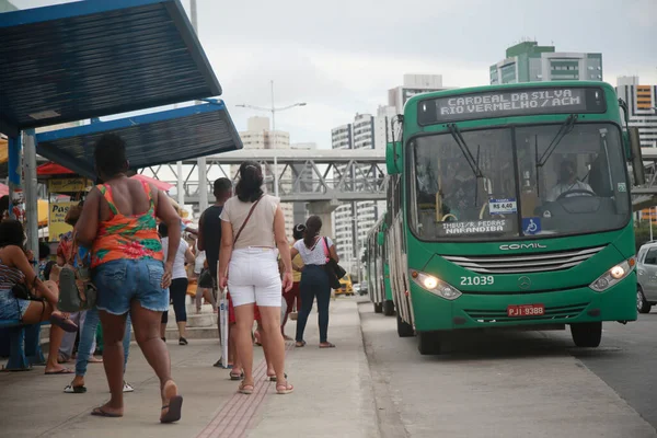 Salvador Bahia Brazil Февраля 2022 Люди Ожидающие Общественного Транспорта Автобус — стоковое фото