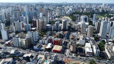 Salvador, Bahia, Brezilya - 7 Mart 2022: Salvador şehrindeki Pituba semtindeki yerleşim yerlerinin hava görüntüsü.