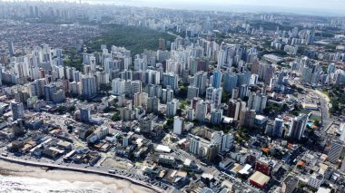 Salvador, Bahia, Brezilya - 7 Mart 2022: Salvador şehrindeki Pituba semtindeki yerleşim yerlerinin hava görüntüsü.