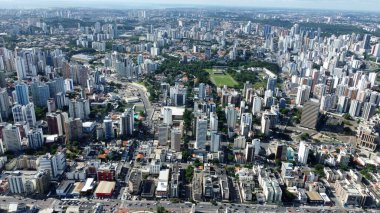 Salvador, Bahia, Brezilya - 7 Mart 2022: Salvador şehrindeki Pituba semtindeki yerleşim yerlerinin hava görüntüsü.