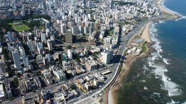 Salvador, Bahia, Brezilya - 7 Mart 2022: Salvador şehrindeki Pituba semtindeki yerleşim yerlerinin hava görüntüsü.