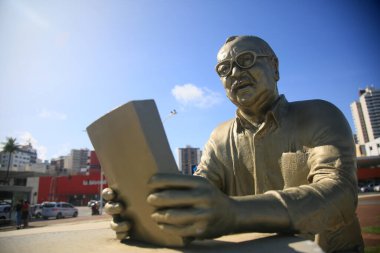 Salvador, Bahia, Brezilya - 7 Mart 2022: Joao Ubaldo Ribeiro 'nun heykeli Salvador' un Pituba semtinde bir meydanda görüldü..