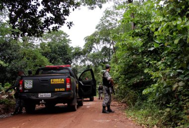buerarema, bahia, brezil- 15 Şubat 2016: Çiftçilerle tarımsal çatışmaların yaşandığı yerli bir köyün yakınlarında Ulusal Kuvvetler askeri personeli.