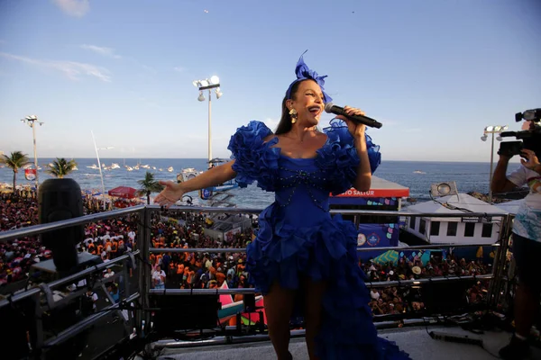 ブラジルのバヒア州サラドール 2019年3月3日 サルバドール市内のカーニバルでのコルジャカーニバルグループの公演中に歌手イヴェテ サンガロ — ストック写真