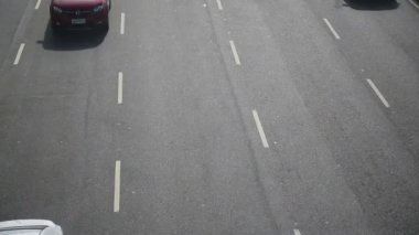 Salvador, Bahia, Brezilya - 7 Mart 2022: Salvador 'da bir caddede araç trafiği.