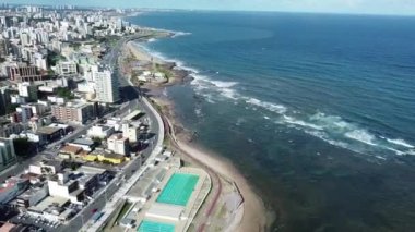 Salvador, Bahia, Brezilya - 7 Mart 2022: Salvador 'un Pituba semtindeki deniz havuzu manzarası.
