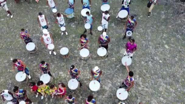 2022年3月7日 ブラジル ブラジル バイーア州サルバドル市の歴史的中心部Pelourinhoでパーカッション グループが演奏 — ストック動画