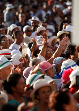 bom Jesus da lapa, bahia, brrazil - 3 Ağustos 2014: Bom Jesus da Lapa Sığınağı ziyareti sırasında müritler. Mucizevi eylemler orada atfedilir..