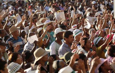 bom Jesus da lapa, bahia, brrazil - 3 Ağustos 2014: Bom Jesus da Lapa Sığınağı ziyareti sırasında müritler. Mucizevi eylemler orada atfedilir..