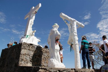 bom Jesus da lapa, bahia, brrazil - 3 Ağustos 2014: Bom Jesus da Lapa Sığınağı ziyareti sırasında müritler. Mucizevi eylemler orada atfedilir..