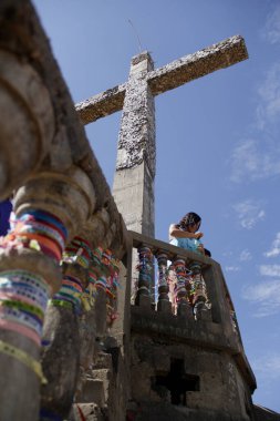 bom Jesus da lapa, bahia, brrazil - 3 Ağustos 2014: Bom Jesus da Lapa Sığınağı ziyareti sırasında müritler. Mucizevi eylemler orada atfedilir..
