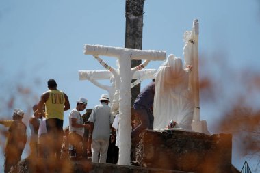bom Jesus da lapa, bahia, brrazil - 3 Ağustos 2014: Bom Jesus da Lapa Sığınağı ziyareti sırasında müritler. Mucizevi eylemler orada atfedilir..