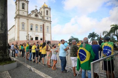 Salvador, Bahia, Brezilya - 16 Mart 2022: Başkan Jair Bolsonaro 'nun takipçileri Salvador kentini ziyaret ederken onu Bonfim Kilisesi' nde bekleyin..
