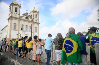 Salvador, Bahia, Brezilya - 16 Mart 2022: Başkan Jair Bolsonaro 'nun takipçileri Salvador kentini ziyaret ederken onu Bonfim Kilisesi' nde bekleyin..