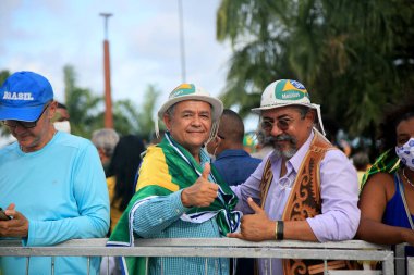 Salvador, Bahia, Brezilya - 16 Mart 2022: Başkan Jair Bolsonaro 'nun takipçileri Salvador kentini ziyaret ederken onu Bonfim Kilisesi' nde bekleyin..