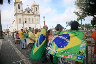 Salvador, Bahia, Brezilya - 16 Mart 2022: Başkan Jair Bolsonaro 'nun takipçileri Salvador kentini ziyaret ederken onu Bonfim Kilisesi' nde bekleyin..