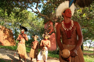 Porto seguro, bahia, brezil- 26 Aralık 2007: Porto Seguro kentindeki bir köyde düzenlenen gösteri sırasında Etinia Pataxo yerlileri.
