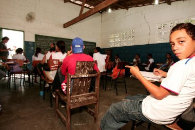 Caravelas, Bahia, Brezilya - 5 Nisan 2010: Güney Bahia 'daki Caravela şehrindeki bir devlet okulundan öğrenciler.