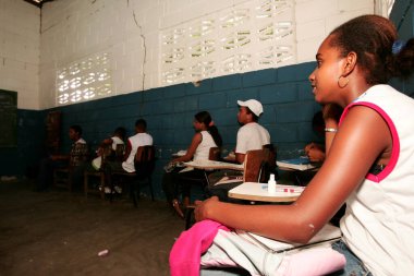 Caravelas, Bahia, Brezilya - 5 Nisan 2010: Güney Bahia 'daki Caravela şehrindeki bir devlet okulundan öğrenciler.