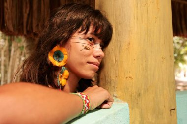 Porto seguro, bahia, brezil- Haziran 18, 2010: Pataxos Indians Porto Seguro, Aldeia Jaqueira 'daki bir Hint okulunda görüldü..
