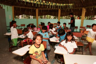 Porto seguro, bahia, brezil- Haziran 18, 2010: Pataxos Indians Porto Seguro, Aldeia Jaqueira 'daki bir Hint okulunda görüldü..