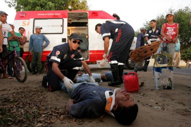 teixeira de freitas, bahia, brrazil - 3 Eylül 2010: SAMU kurtarma ekipleri güney Bahia 'da bir otoyolda yaralı bir kişiyi kurtarmak için çalışıyorlar.