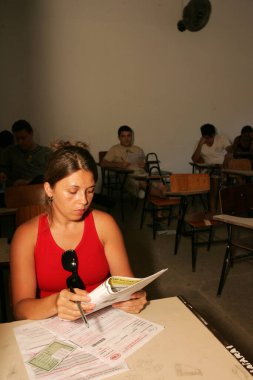 Eunapolis, Bahia, Brezilya - 6 Kasım 2010: Eunapolis şehrindeki bir okulda Enem testi yaptıran kişi.