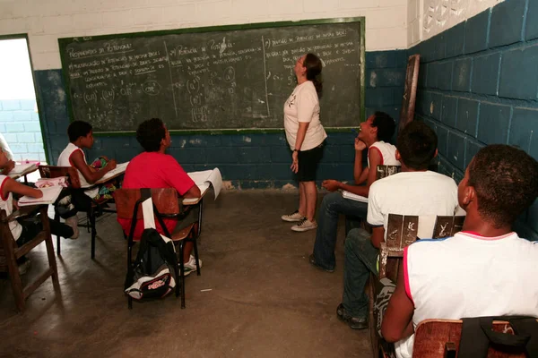Caravelas, Bahia, Brezilya - 5 Nisan 2010: Güney Bahia 'daki Caravela şehrindeki bir devlet okulundan öğrenciler.