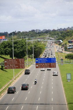 Salvador, Bahia, Brezilya - 18 Mart 2022: Avenida Luiz Viana - Paralela - Salvador şehrinde araç hareketi.