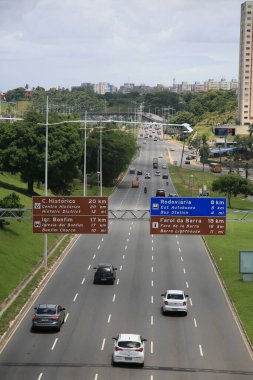 Salvador, Bahia, Brezilya - 18 Mart 2022: Avenida Luiz Viana - Paralela - Salvador şehrinde araç hareketi.