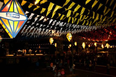 İlheus, Bahia, Brezilya - 23 Haziran 2011: Bahia 'nın güneyindeki Ilheus şehrindeki Sao Joao partisinde dans eden insanlar.