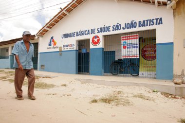 Eunapolis, Bahia, Brezilya - 21 Aralık 2010: Eunapolis şehrinde temel bir sağlık birimi cephesi.