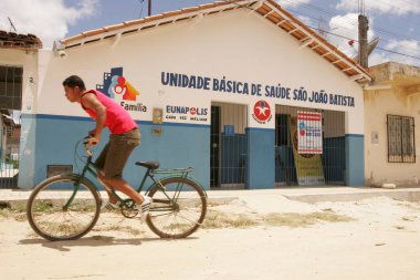 Eunapolis, Bahia, Brezilya - 21 Aralık 2010: Eunapolis şehrinde temel bir sağlık birimi cephesi.