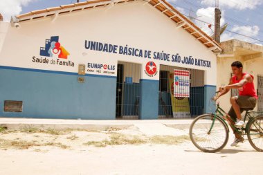 Eunapolis, Bahia, Brezilya - 21 Aralık 2010: Eunapolis şehrinde temel bir sağlık birimi cephesi.