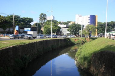 Salvador, Bahia, Brezilya - 15 Şubat 2022: Salvador şehrindeki Lucaia bölgesinde kanalizasyon kanalı.