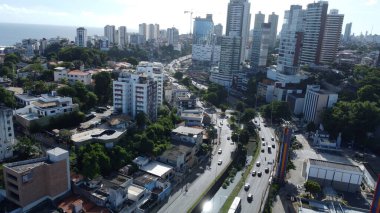 Salvador, Bahia, Brezilya - 15 Şubat 2022: Salvador 'daki Lucaia bölgesinin manzarası. Bölgede insan taşıma amaçlı BRT sistemi uygulanacak.