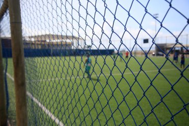 Salvador, Bahia, Brezilya - 18 Şubat 2022: Salvador şehrindeki bir futbol sahasında koruyucu metal ağ.