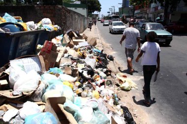 Salvador, Bahia, Brezilya - 4 Aralık 2013: Salvador şehrinin kaldırımında bir çöp yığını.