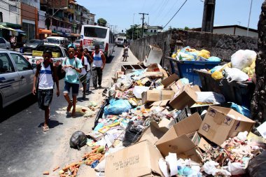 Salvador, Bahia, Brezilya - 4 Aralık 2013: Salvador şehrinin kaldırımında bir çöp yığını.