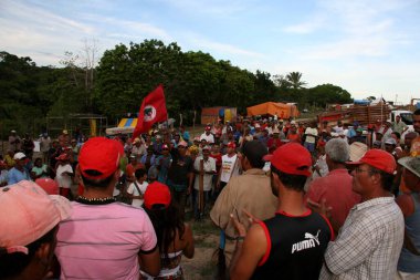 teixeira de freitas, bahia, brrazil - 5 Nisan 2008: Güney Bahia 'daki bir çiftliğin işgali sırasında Movimento Sem Terra üyesi
