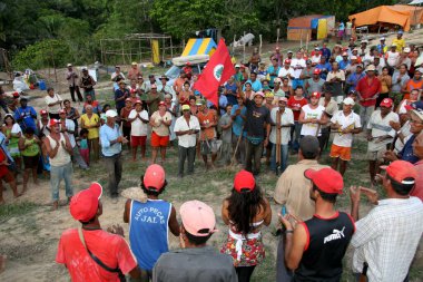 teixeira de freitas, bahia, brrazil - 5 Nisan 2008: Güney Bahia 'daki bir çiftliğin işgali sırasında Movimento Sem Terra üyesi