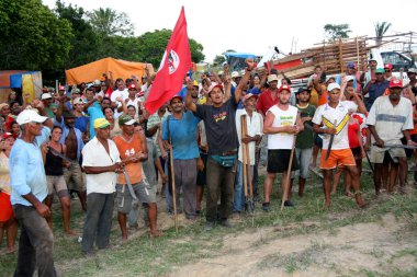 teixeira de freitas, bahia, brrazil - 5 Nisan 2008: Güney Bahia 'daki bir çiftliğin işgali sırasında Movimento Sem Terra üyesi
