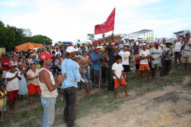 teixeira de freitas, bahia, brrazil - 5 Nisan 2008: Güney Bahia 'daki bir çiftliğin işgali sırasında Movimento Sem Terra üyesi