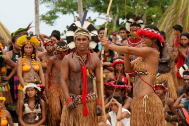 Santa Cruz Cabralia, Bahia, Brezilya - 19 Nisan 2008: Pataxos Etinia Indians Güney Bahia 'daki Aldeia Coroa Vermelha' da oynanan yerel maçlarda görüldü.
