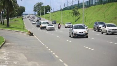 Salvador, Bahia, Brezilya - 18 Mart 2022: Salvador 'da Avenida Luz Viana' da araç trafiği.