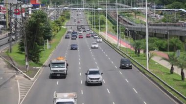 Salvador, Bahia, Brezilya - 18 Mart 2022: Salvador 'da Avenida Luz Viana' da araç trafiği.